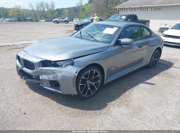 3MF23DM04S8F55654 2025 BMW M2 Gray Առջևի ձախ երեք քառորդ տեսարան