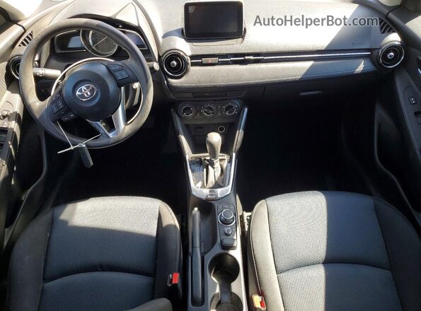 3MYDLBYV5HY176100 2017 TOYOTA YARIS Burgundy Вид панелі приладів