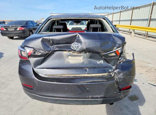 3MYDLBYV6JY300980 2018 TOYOTA YARIS Gray Հետևի տեսք