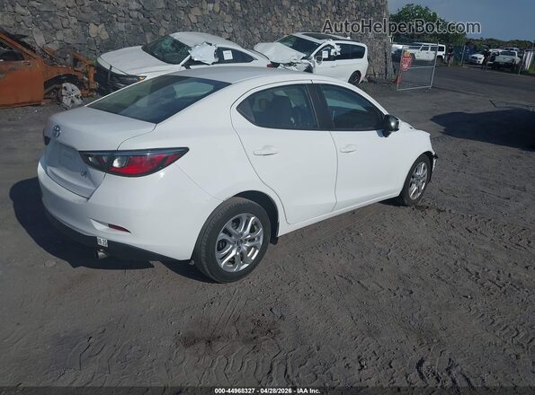 3MYDLBYV7JY327475 2018 TOYOTA YARIS IA White Հետևի աջ
