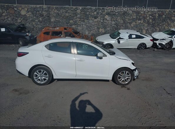 3MYDLBYV7JY327475 2018 TOYOTA YARIS IA White Սալոնի հետևի տեսք