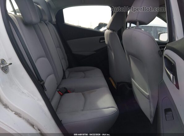 3MYDLBYV8KY507033 2019 TOYOTA LE White VIN კოდის სტიკერის ხედი