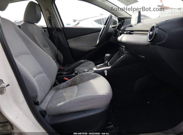 3MYDLBYV8KY507033 2019 TOYOTA LE White წინა სალონის ხედი