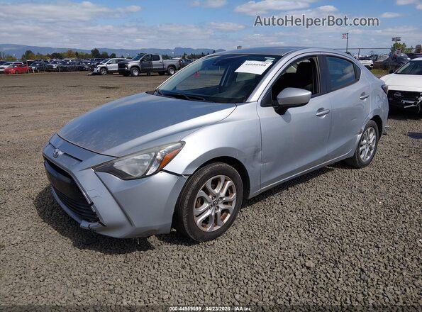 3MYDLBYV9HY174172 2017 TOYOTA YARIS IA Серебряный Передняя левая четверть