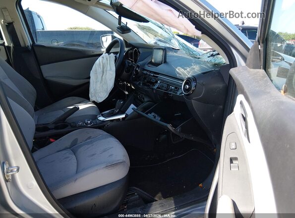 3MYDLBYVXKY515375 2019 TOYOTA LE Silver Front interior view