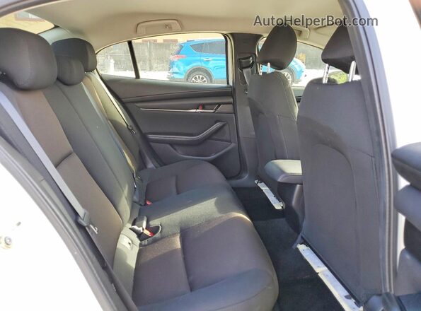 3MZBPAAM8RM431088 2024 MAZDA 3 White Vista de los asientos traseros