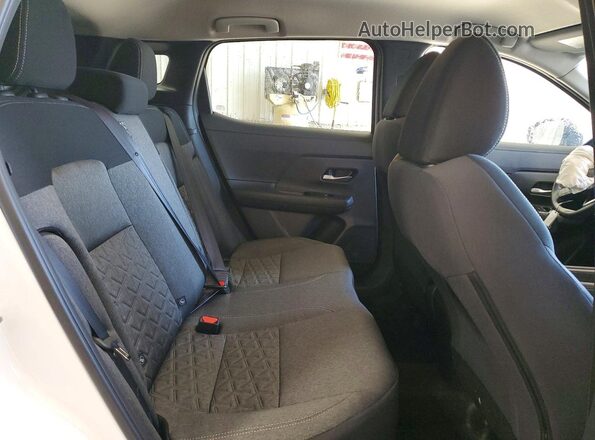 3N8AP6CB1TL379893 2026 NISSAN KICKS Белый Вид задней части салона
