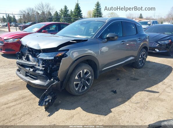 3N8AP6CB5TL338618 2026 NISSAN KICKS Gray Vista tres cuartos delantera izquierda