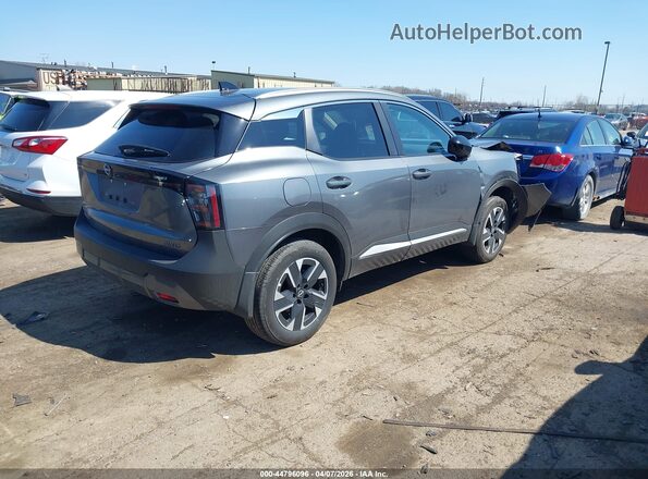 3N8AP6CB5TL338618 2026 NISSAN KICKS Gray Trasero derecho
