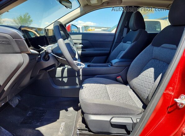 3N8AP6CB9SL406708 2025 NISSAN KICKS Red Widok wnętrza z przodu