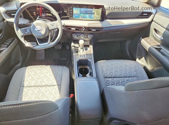 3N8AP6CB9SL406708 2025 NISSAN KICKS Red Widok deski rozdzielczej