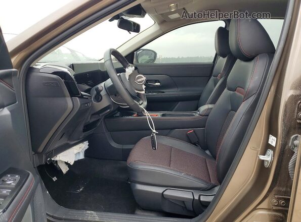 3N8AP6DA8SL403286 2025 NISSAN KICKS Brown Вид салону спереду