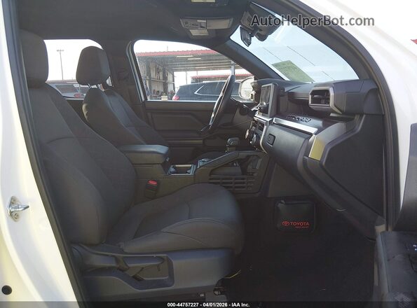 3TMKB5FN0SM033261 2025 TOYOTA TACOMA White Widok wnętrza z przodu