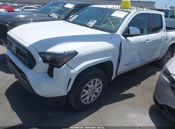 3TMKB5FNXSM025636 2025 TOYOTA TACOMA Белый Передняя левая четверть