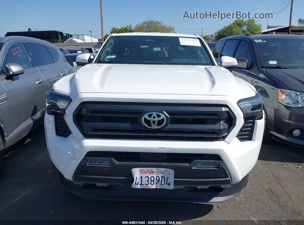 3TMKB5FNXSM025636 2025 TOYOTA TACOMA Белый Вид задней части салона