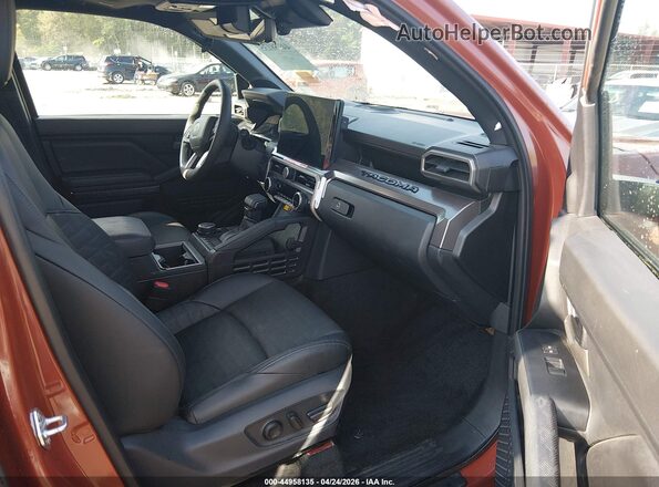 3TMLB5JN3SM134015 2025 TOYOTA TACOMA Orange Widok wnętrza z przodu