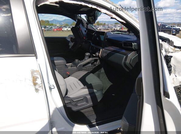 3TMLB5JN9RM074137 2024 TOYOTA TACOMA White Front interior view