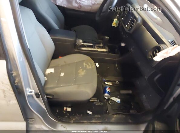 3TYAX5GNXMT014798 2021 TOYOTA TACOMA Silver Widok wnętrza z przodu