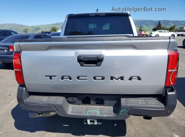 3TYKD5HN1ST034706 2025 TOYOTA TACOMA Silver Вид ззаду