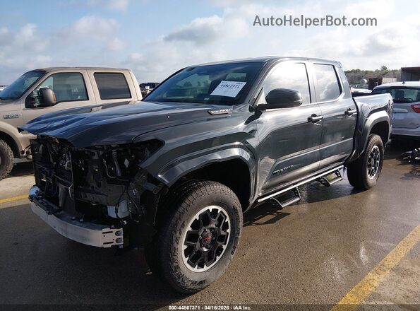 3TYLC5LN1TT053918 2026 TOYOTA TACOMA HYBRID Gray Vista tres cuartos delantera izquierda