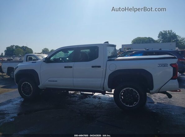 3TYLC5LN4RT011896 2024 TOYOTA TACOMA HYBRID White 360 interior view