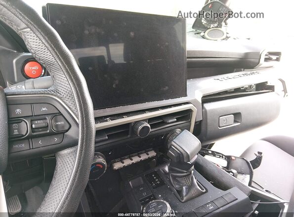 3TYLC5LN8RT010461 2024 TOYOTA TACOMA HYBRID Зеленый Вид спереди