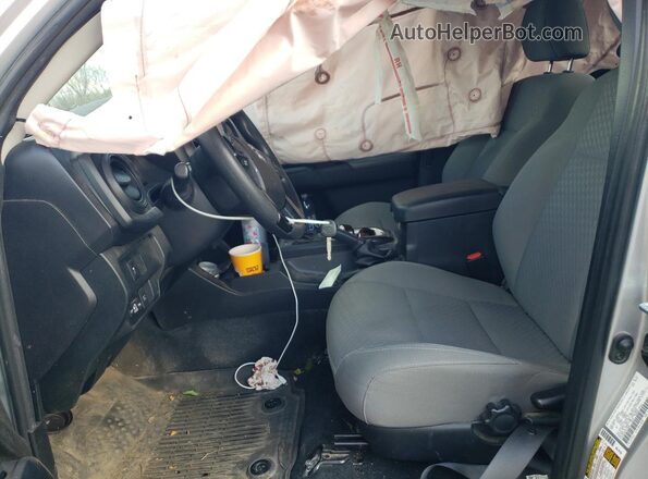 3TYSX5EN2NT017042 2022 TOYOTA TACOMA Серебряный Вид салона спереди