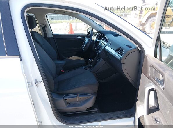 3VV1B7AX2JM077746 2018 VOLKSWAGEN TIGUAN White Вид салону спереду