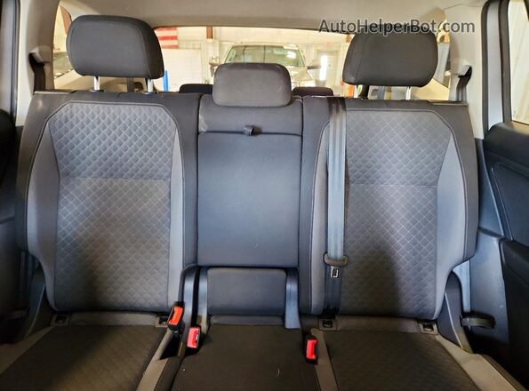 3VV1B7AX4LM163336 2020 VOLKSWAGEN TIGUAN Silver Rear seats view