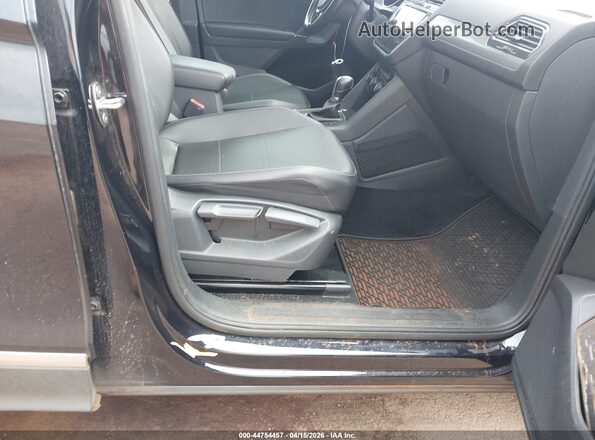 3VV2B7AX6JM088284 2018 VOLKSWAGEN TIGUAN Black Widok zestawu wskaźników