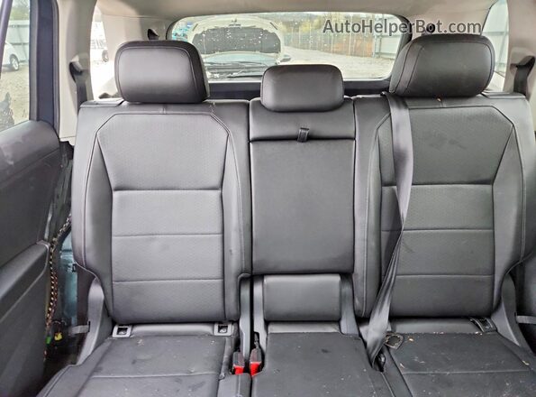 3VV3B7AX1JM007938 2018 VOLKSWAGEN TIGUAN Green Rear seats view