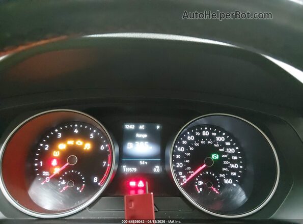 3VV3B7AX2JM039782 2018 VOLKSWAGEN TIGUAN White Widok tylnych siedzeń