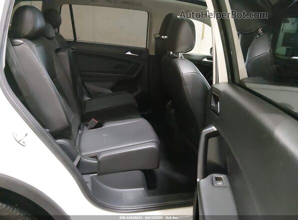 3VV3B7AX2JM039782 2018 VOLKSWAGEN TIGUAN White Widok naklejki z numerem VIN