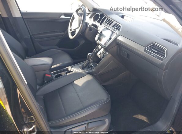 3VV3B7AX2MM080644 2021 VOLKSWAGEN TIGUAN Black Front interior view