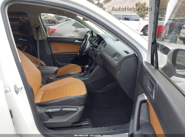 3VV3B7AX4KM049084 2019 VOLKSWAGEN TIGUAN White Widok wnętrza z przodu