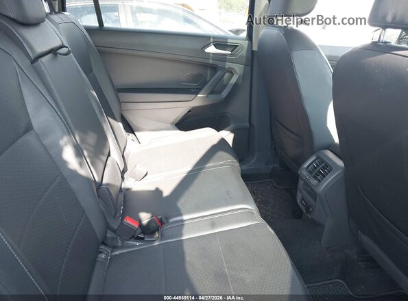 3VV3B7AX6LM138236 2020 VOLKSWAGEN TIGUAN Black Widok naklejki z numerem VIN