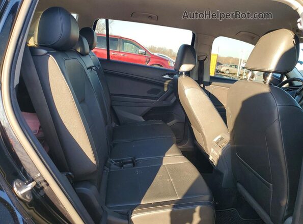 3VV3B7AX7JM199818 2018 VOLKSWAGEN TIGUAN Black Սալոնի հետևի տեսք