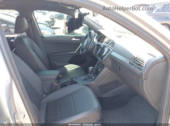 3VV3B7AX7LM167776 2020 VOLKSWAGEN TIGUAN Silver Widok wnętrza z przodu