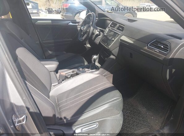 3VV8B7AX7PM032857 2023 VOLKSWAGEN TIGUAN Серебряный Вид салона спереди