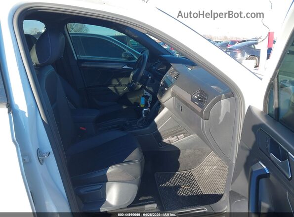 3VV8B7AX9PM072566 2023 VOLKSWAGEN TIGUAN Белый Вид салона спереди