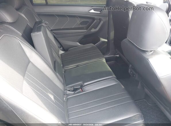 3VVCB7AX6NM014051 2022 VOLKSWAGEN TIGUAN Black Widok naklejki z numerem VIN