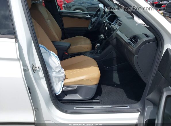 3VVCB7AX7NM006573 2022 VOLKSWAGEN TIGUAN White Front interior view