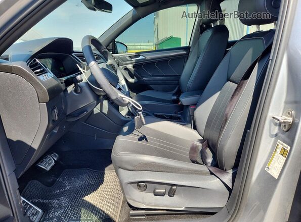 3VVCB7AX8PM124070 2023 VOLKSWAGEN TIGUAN Silver Front interior view