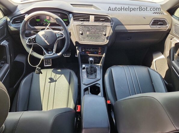 3VVCB7AX8PM124070 2023 VOLKSWAGEN TIGUAN Silver Dashboard view