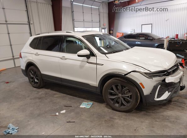 3VVMB7AX4PM130789 2023 VOLKSWAGEN TIGUAN White Widok wnętrza z tyłu