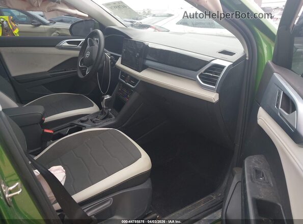 3VVVC7B23SM076303 2025 VOLKSWAGEN TAOS Green Вид салону спереду