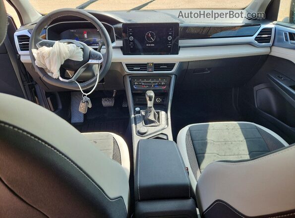 3VVVC7B24TM000574 2026 VOLKSWAGEN TAOS Silver Vista del salpicadero