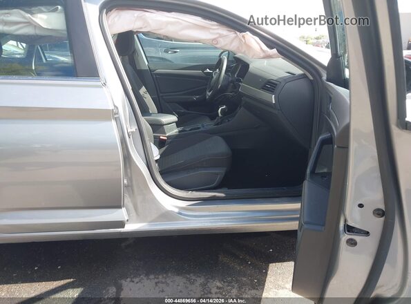 3VW5M7BU6RM080558 2024 VOLKSWAGEN JETTA Silver Widok wnętrza z przodu