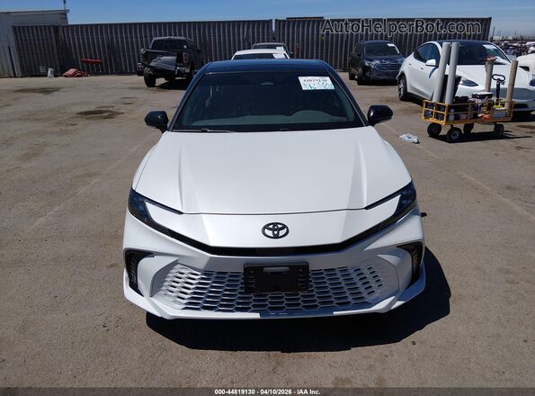 4T1DAACK5SU100202 2025 TOYOTA CAMRY White Widok wnętrza z tyłu