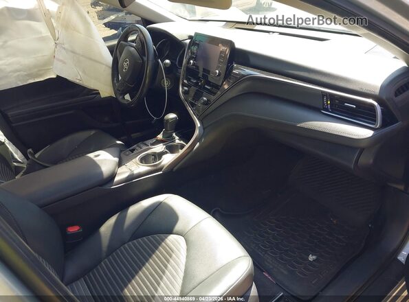 4T1G11BK8NU072589 2022 TOYOTA CAMRY Silver Widok wnętrza z przodu